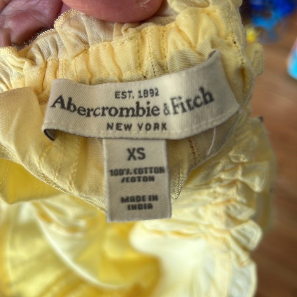 Abercrombie and Fitch yellow tank - Picture 7 of 7